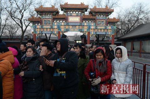 雍和宫抢头香大场面,上门取货_123随叫随到