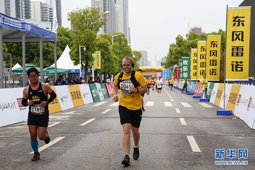 男子穿红旗袍跑汉马,物流专线直达_123随叫随到